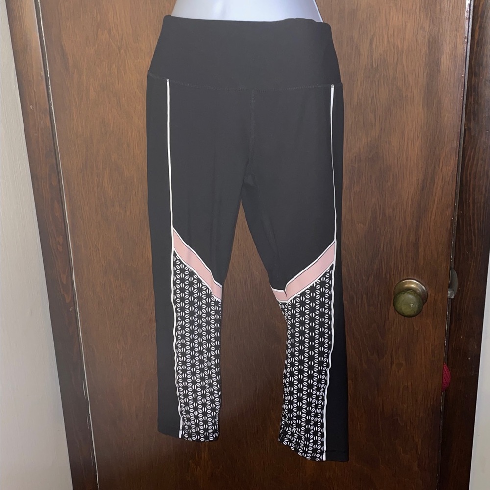 Black and Pink Patterned Leggings 🌸🖤 - Picture 8 of 12